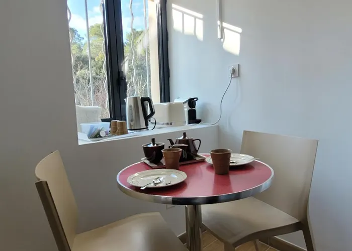 Situé Dans Saint-raphaël Couette-café 4*